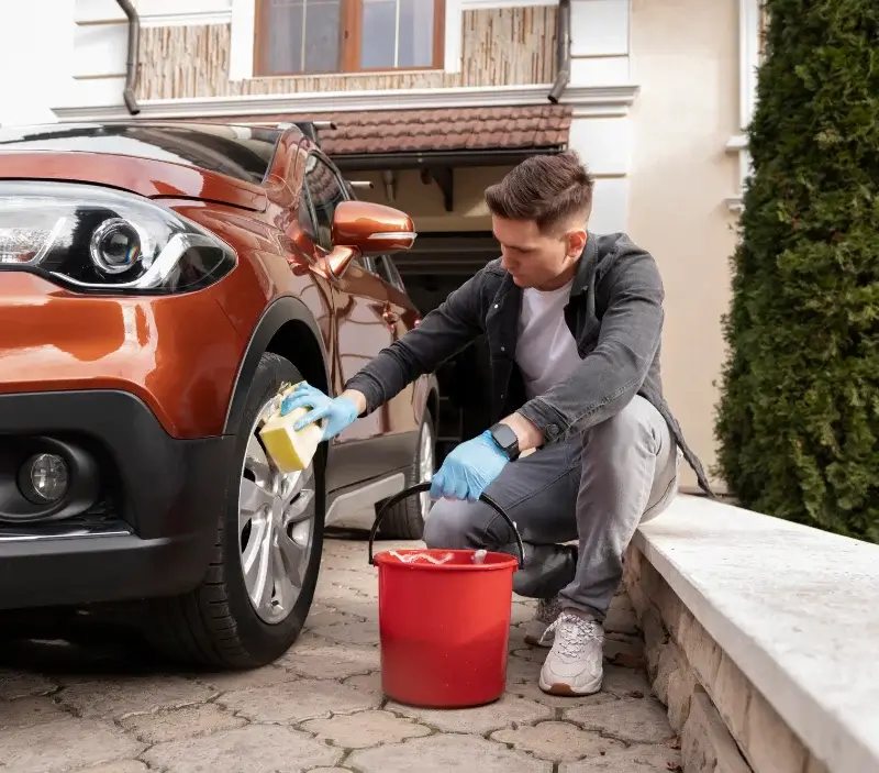 Lavage auto à domicile Niederschaeffolsheim : professionnel intervenant sur un véhicule